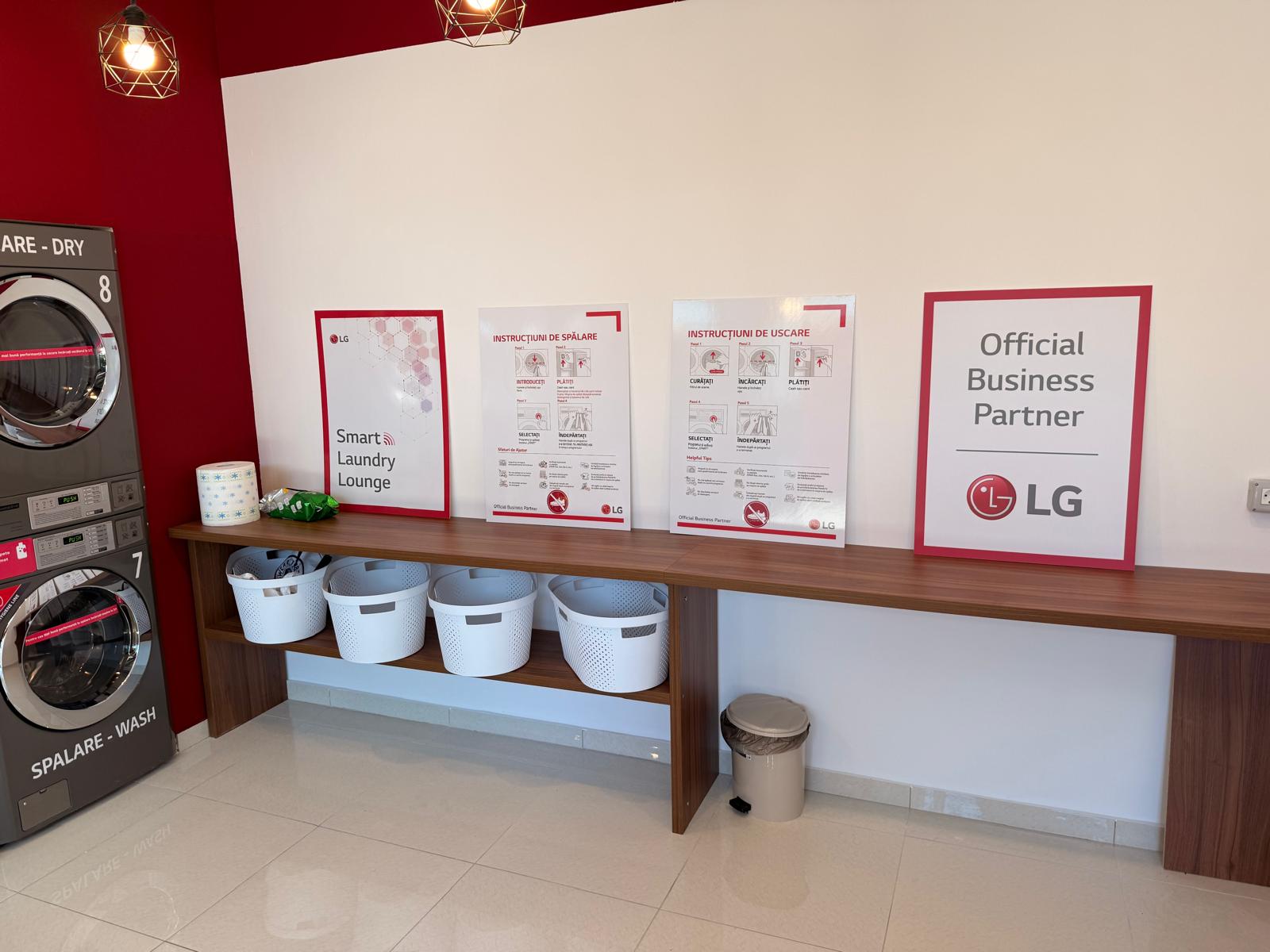 Zonă lounge cu coșuri